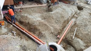 Verbindungsrohre für Regenwasser und Sickerwasserschacht werden installiert1